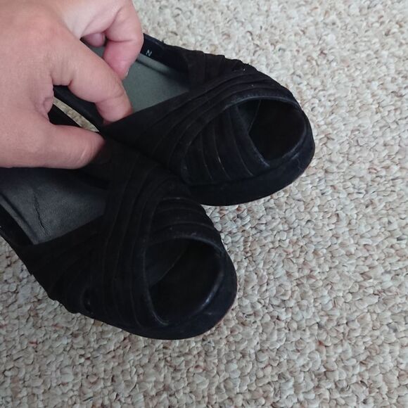 Stuart Weitzman Suede Peep Toe Pleated Slingback Pumps black size 7.5N / 7 - Picture 3 of 9